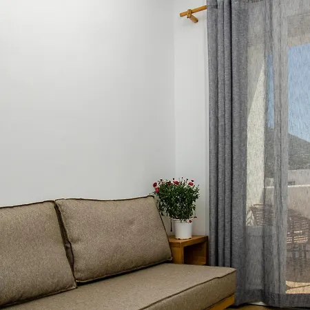 Livadia B 아파트호텔 *