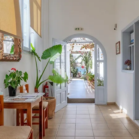 Livadia B アパートホテル